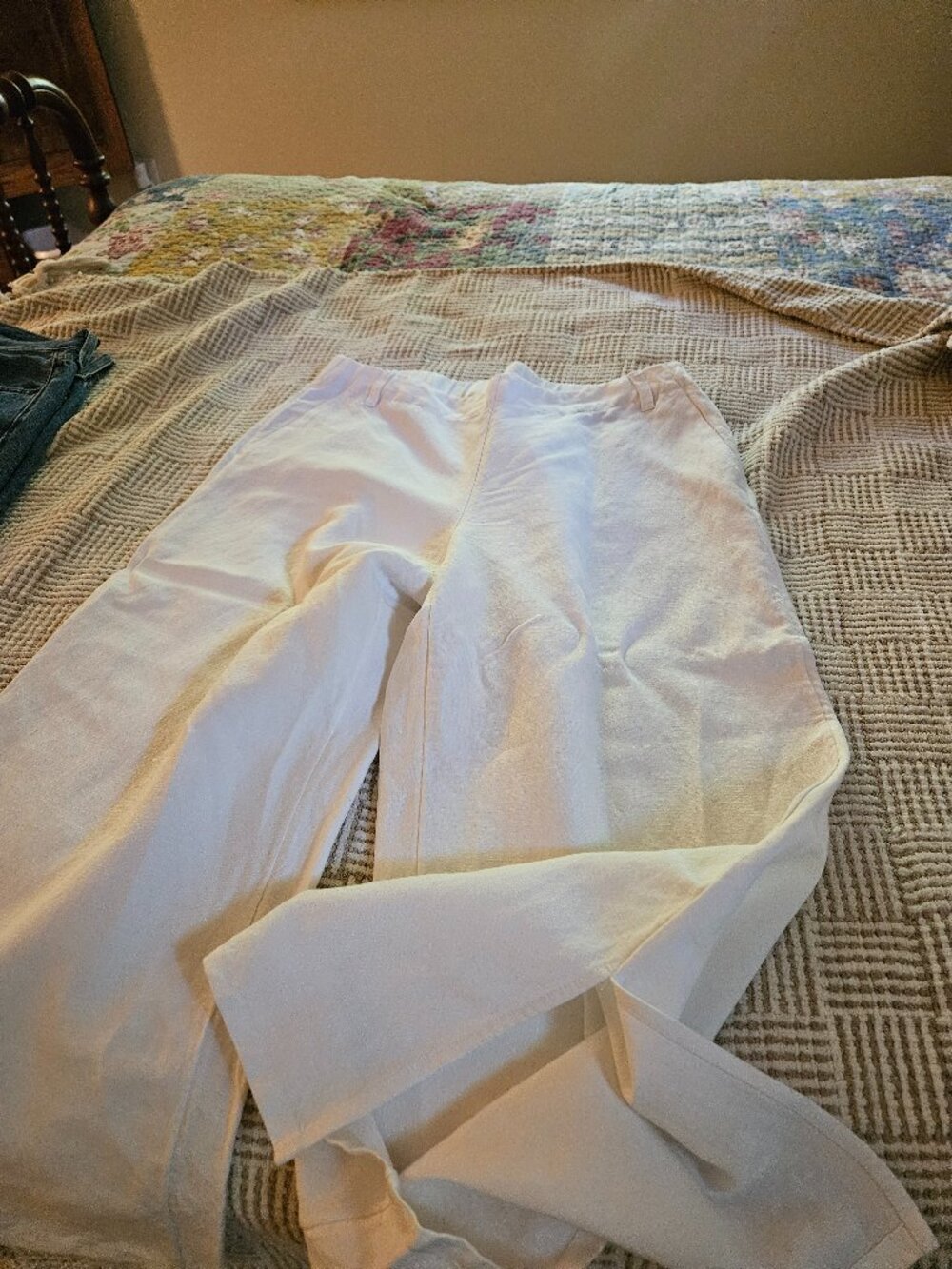 J Jill Linen Cropped pants with great detial